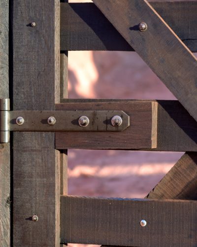 detalle-granja-puerta-madera-cerrada