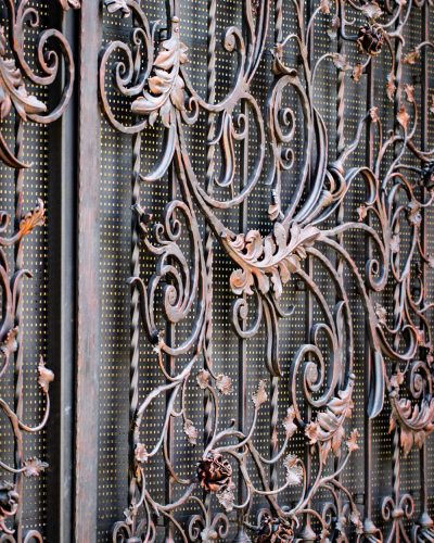 detalles-estructura-ornamentos-porton-hierro-forjado-adorno-decorativo-floral-fabricado-metal-patron-metalico-vintage-elementos-decorativos-como-fondo